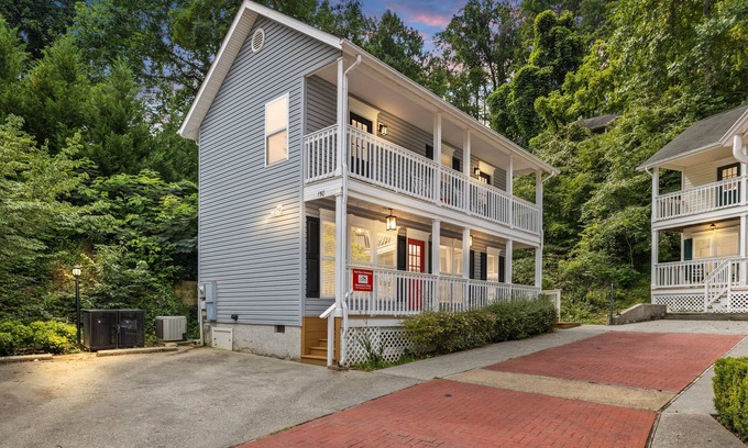Gatlinburg House | Downtown Dolly is a 2 bed/2bath creekside cottage only a half-mile from downtown Gatlinburg.