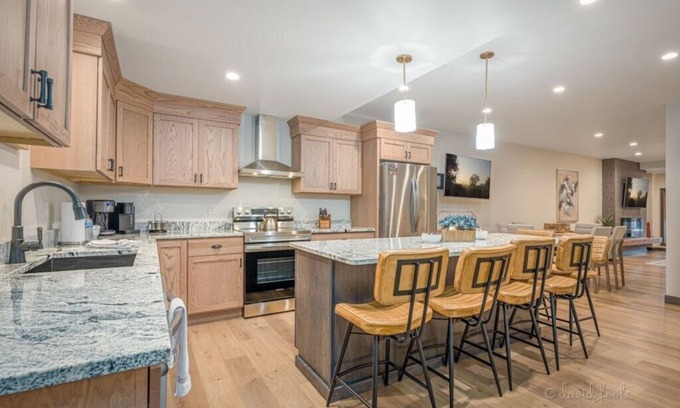 Galena Apartment | Downtown Galena Luxury 2-bedroom w/Fireplace