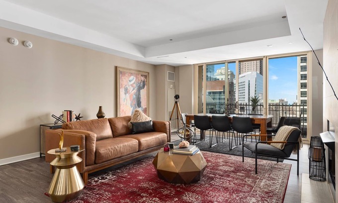 Rush and Division Apartment | Downtown Group Ideal: 2 Luxury Units, Iconic Views