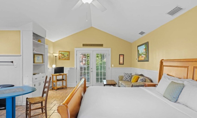 Gainesville Condo | Downtown Guest Studio with Porch and Spa Tub
