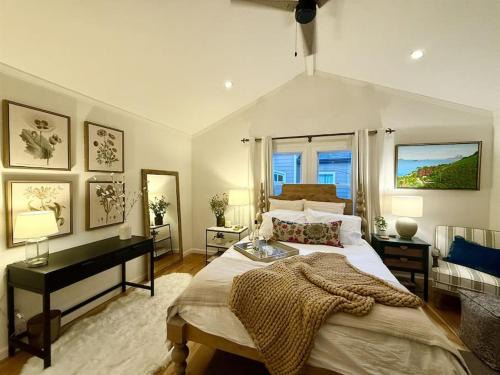 Healdsburg House | Downtown Healdsburg Plaza Charmer with Hot Tub