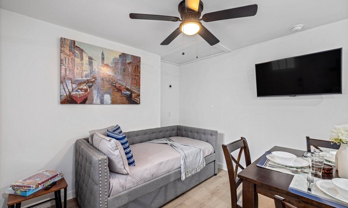 Northside House | Downtown + Heights Flat | Games | TVs WiFi | Pets