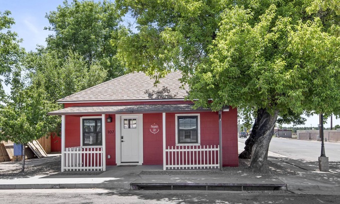 Williams House | Downtown Historic Hideaway w/3 Adjacent Homes w/Fenced Yards, AC, W/D, Fast WiFi