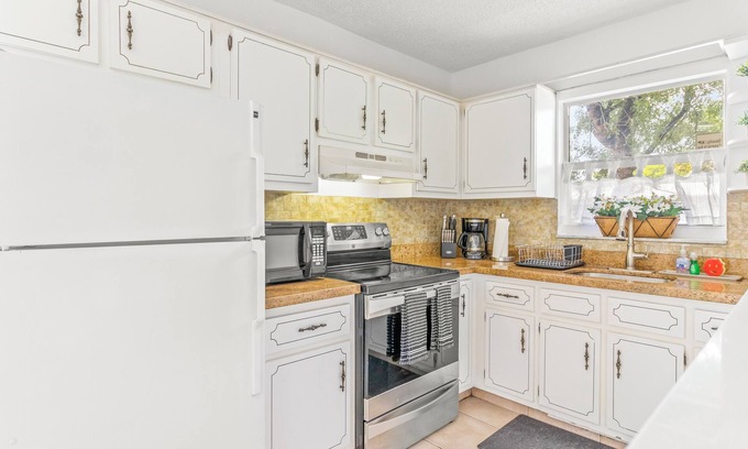 Parkside House | Downtown Hollywood: Guitar and 5 mins to Beach!