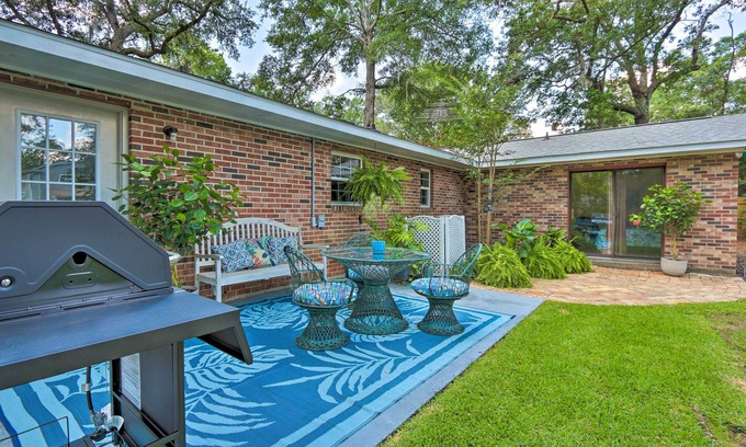 Beaufort House | Downtown Home w/Yard & BBQ - 6 Mi to Downtown!