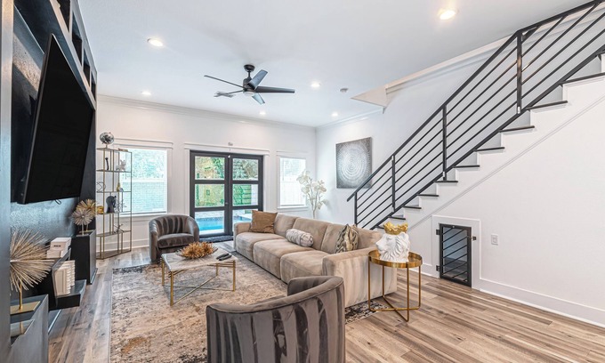 Northside House | Downtown Houston Escape 3BR Modern Home + Heated Pool