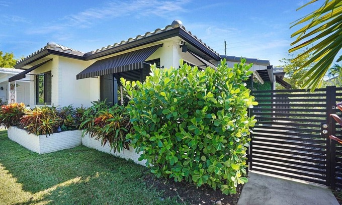 Downtown Hollywood House | Downtown HWD Retreat | Backyard + Near Beach-CS61