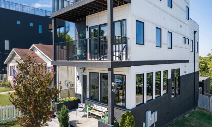 Chestnut Hill House | Downtown Jungle! Exotic, Unique, Bold 7 min 2 DT