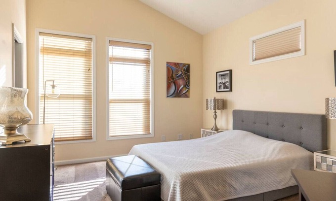 Kennedy King House | Downtown~King Bed~Parking~Balcony~Restaurants~Bars
