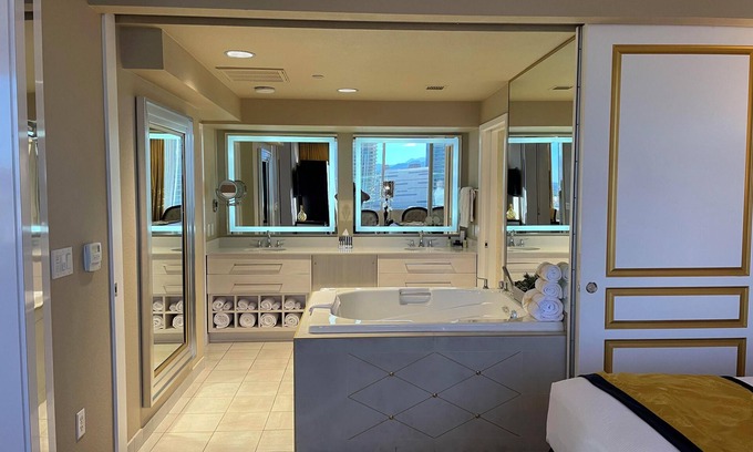 Las Vegas Resort | Downtown Las Vegasn2 Bedroom Luxury CondonUse our Time Share explore Vegasn