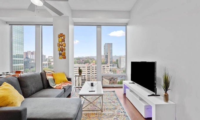 Downtown Pittsburgh House | Downtown Loft | Skyline Views | Free Parking | Gym