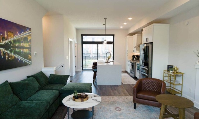 Downtown Cleveland House | Downtown Luxury Walk to stadiums Free parking