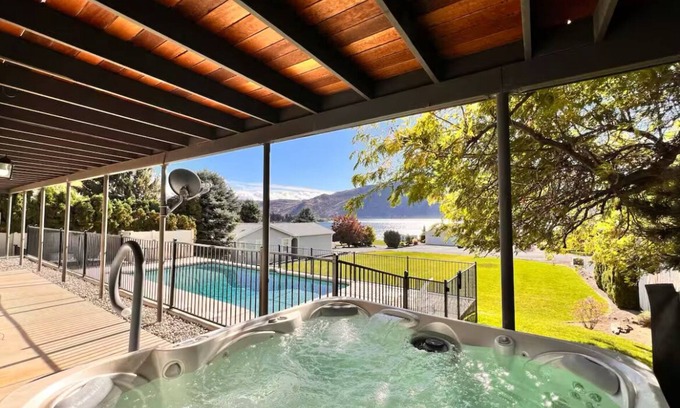 Manson House | Downtown Manson- Pool, Hot tub, Game Room, Views
