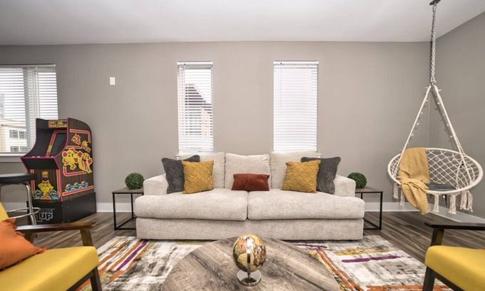 Downtown Indianapolis Apartment | DownTown Modern 2Bed/2Bath Oasis! Balconies & Views!