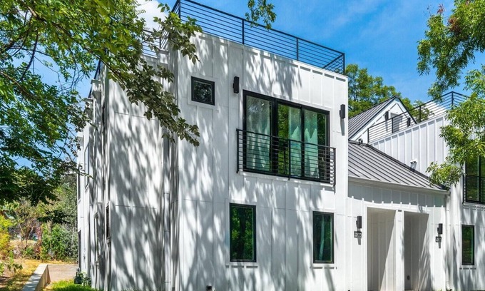 Blackshear-Prospect Hill House | Downtown Modern Home Surrounded in Lush Greenery