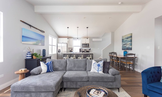 New Buffalo Condo | Downtown New Buffalo Suite 2A , Walk to Beach, King Beds