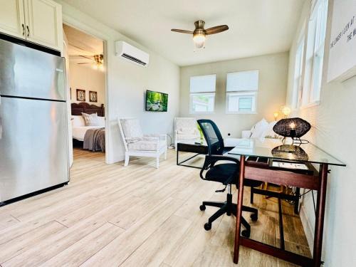 Gillespie Park Apartment | Downtown-Pet-Friendly-Lido Beach-Opera-Symphony-Walk to Restaurants-Bikes Available
