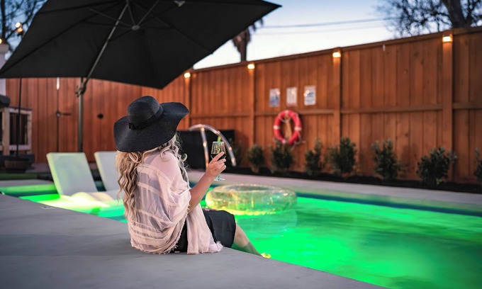 Eastside Promise Neighborhood House | Downtown SA Manor -Unique Stay w/Heated Pool, Hot Tub, Movie Room