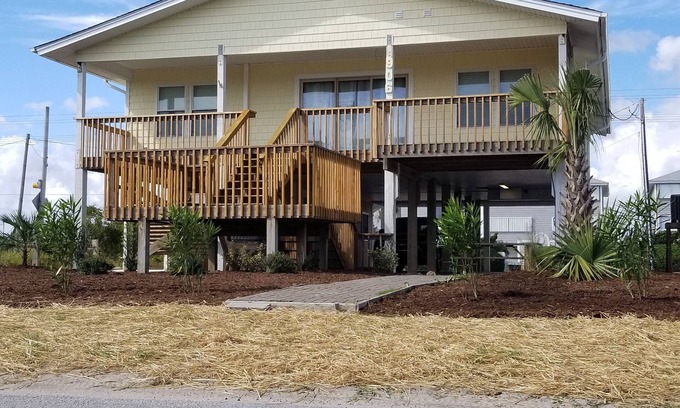 Topsail Beach House | Downtown Topsail Beach, 2nd Row. Remodeled Single family House.