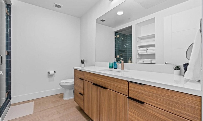 Rio Grande Apartment | Downtown views! Amazing pool/gym/hottub Luxury apt