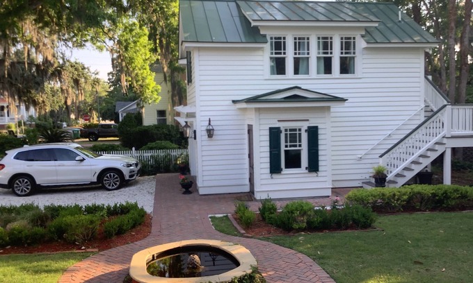 The Bluff Cottage | Downtown waterfront Walking Distance to Everything!