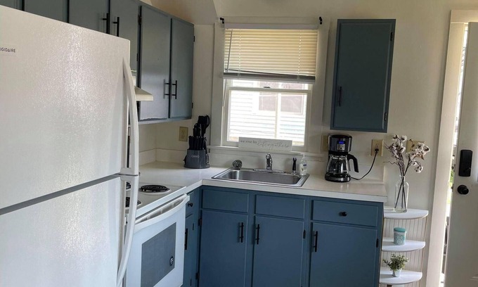 Waynesboro Apartment | Downtown Waynesboro Location, Walk to Dining/Bars/Brewery Stylish NEW decor! Washer/Dryer in unit