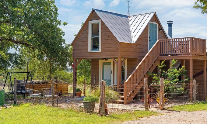 Fredericksburg Cabin | Dream Catcher, Hot tub, Fire Pit, Pet stay Free