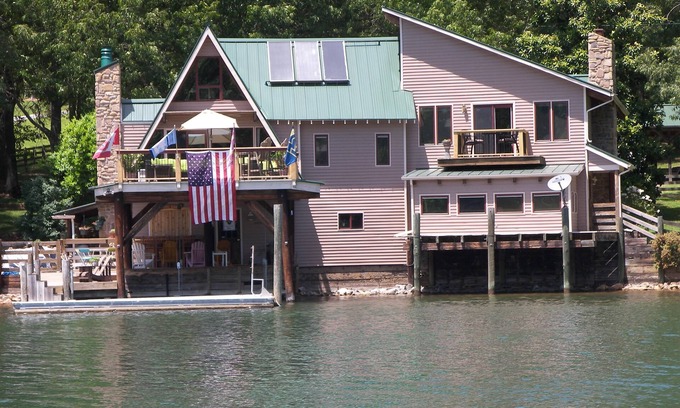 Moneta House | Dream Come True. Book now for Thanksgiving! Fenced Yard for your dogs!