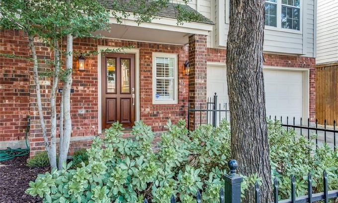 Oak Lawn House | DREAM HOME in the Heart of Oak Lawn! WALK SCORE 94