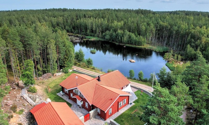 Nybro House | Dream house on the lake with sauna, fireplace, Wi-Fi, gallery/loft, boat, canoe, double garage