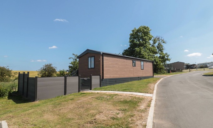 Morpeth Cottage | DREAMS & STREAMS, pet friendly, with hot tub in West Thirston