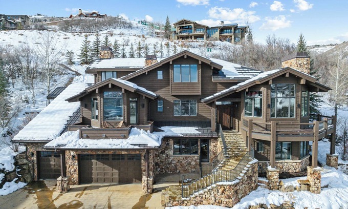 Deer Valley House | DreamView in Deer Valley | Ski-in/Ski-out | Private Hot Tub | 10 Min. to Main St. | Sleeps 10