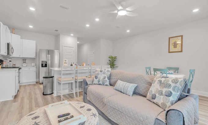 Gulf Breeze House | Drift Bay: Zoo, Boat Ramp, Foosball and Beach