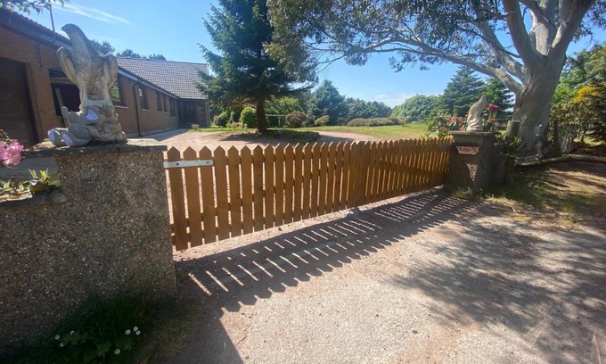 Balloch House | Drummond House - Pets welcome free, 3 acres of gardens, free parking