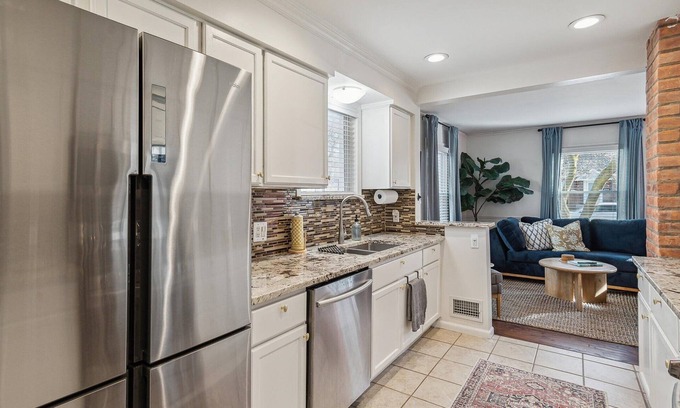 Royal Oak House | DT Royal Oak 5 Mins /King /Smart TV /Washer & Dryer