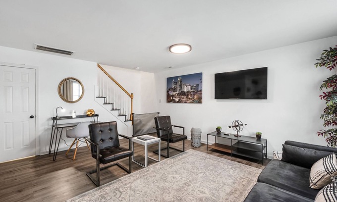 Downtown House | DTPrivacy*KidsFriendly*PetFriendly*300M*Walkable