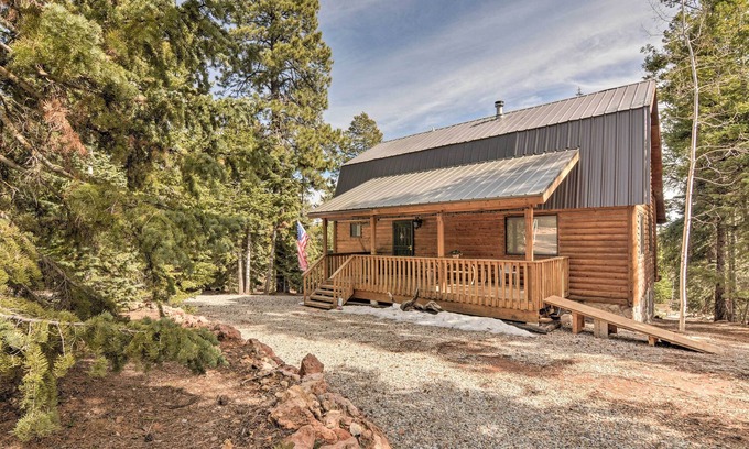Meadow View Heights Cabin | Duck Creek Village Cabin w/Deck on Half Acre