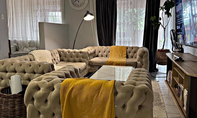 Douglasdale Apartment | Duke Mews Loft: Cozy 1-Bedroom Apartment in Sandton: 15 Mins to Sandton City.
