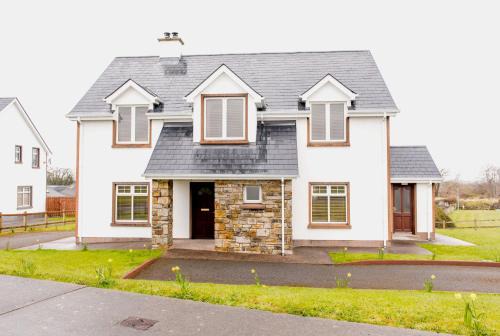 Tullaghan House | Duncarbury Heights - 4 Bedroom Detached House