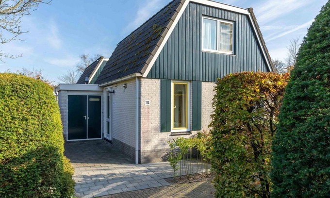 Egmond-Binnen House | Dune Bungalow directly against the dunes for 6 persons. Holiday home, large family, warm interior, Walking in nature, cycling to the beach. Egmond.