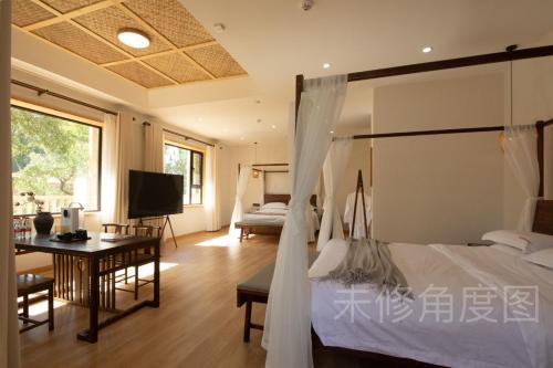 Mingsha Mountain and Crescent Spring House | DunHuang Sky Luna Inn