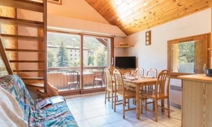 La Salle-les-Alpes Apartment | Duplex 3 pièces avec balcon, garage et 6 couchages à La Salle-les-Alpes, proche commerces et pistes - FR-1-330F-83