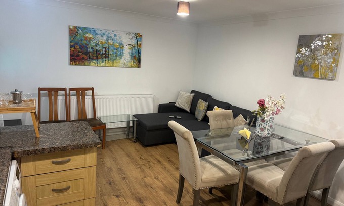West Hendon Apartment | Duplex Sleeps 4 with Pets Allowed