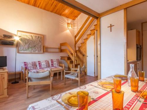 Montchavin Apartment | Duplex spacieux au coeur de station, proche télécabine, balcon, casier à skis - FR-1-181-2531