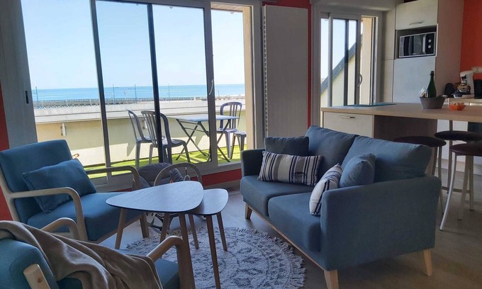 Grandcamp-Maisy Apartment | Duplex & terrasse, sea and port view 2minutes from fish market and restaurants