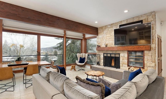 Aspen House | Durant Unit D5, Deluxe Condo with Beautiful Furnishings, Great Views, and Central A/C