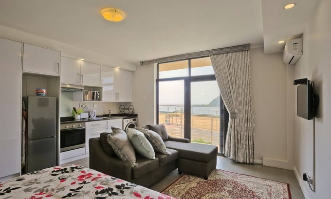 Durban Point Apartment | Durban Point Waterfront, Cosy Harbor View Studio