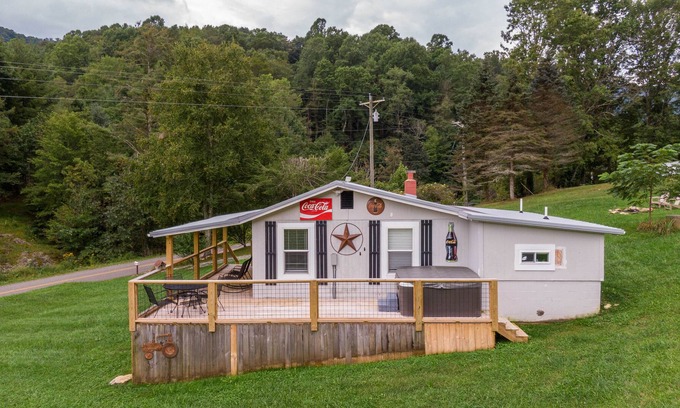 Banner Elk Cottage | Dutch Creek Cottage - cozy 1bd/1ba, hot tub, pet friendly on 12 acres with firepit