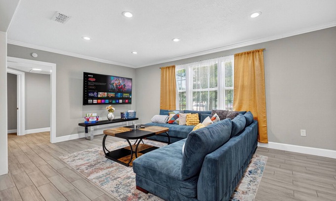 Jacksonville House | Duval Den/3BR & Backyard/15 Mins to Downtown JAX