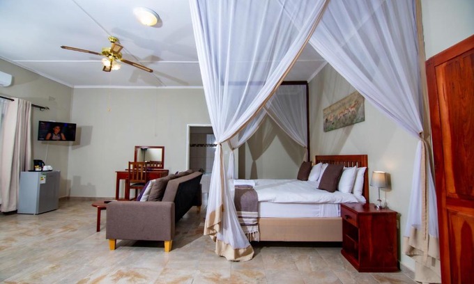 Victoria Falls Cabin | Dzimbahwe Guest Lodge